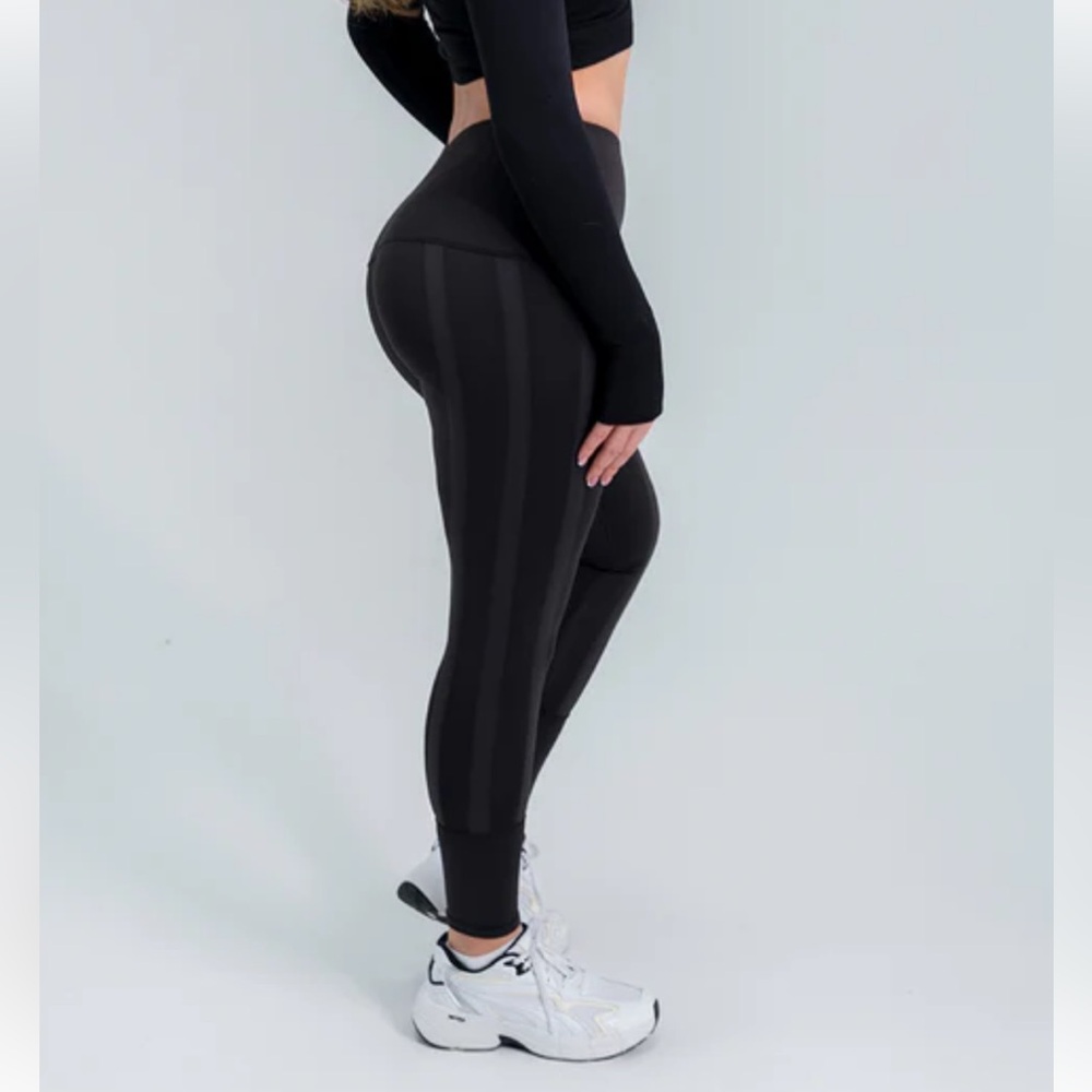 Skinnify Resistance Band Leggings
Size Medium
